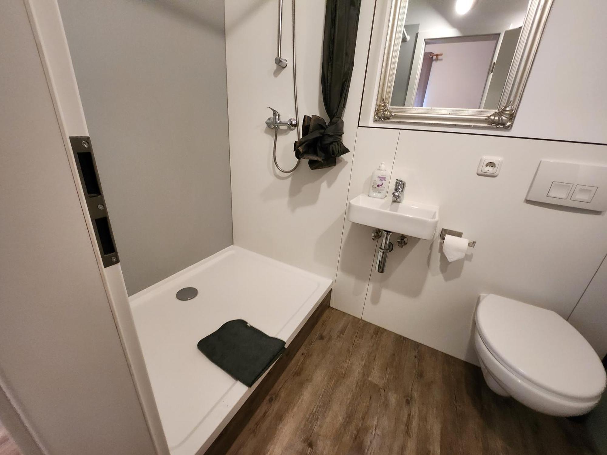 Studio-Apartments & Moeblierte Wohnungen Fuer Monteure Zentral In มึลไฮม์ อันแดร์ รัวร์ ภายนอก รูปภาพ